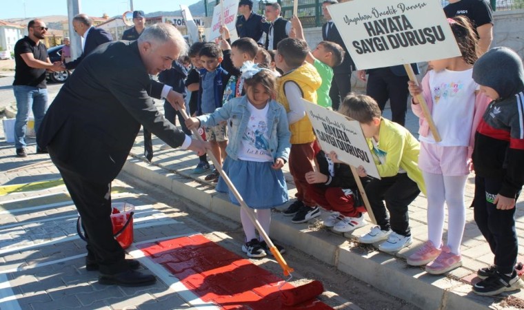 Yaya geçidini protokol üyeleri öğrencilerle birlikte boyadı