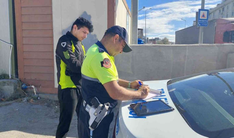 Yeni aldığı motosikletine plaka taktırmayınca aracı trafikten men edildi, evine taksiyle döndü