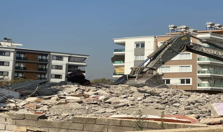 Yerinde dönüşüme tepki gösteren kadın, enkazın üzerine çıkıp çalışmaları engellemek istedi