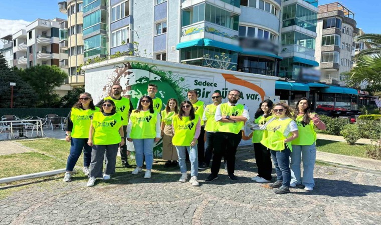 Yeşil İz Gönüllülerinden çevre farkındalığı: Trafo boyadılar, sahili temizlediler