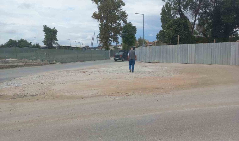 Yol ortasındaki tarihi çeşme taşındı, sürücüler nefes aldı