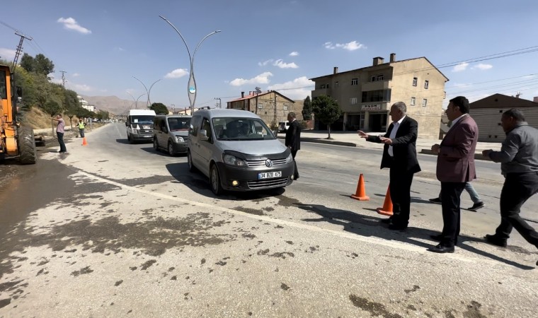 Yüksekovada 7 yıldır kapalı olan İpekyolu Caddesi trafiğe açıldı