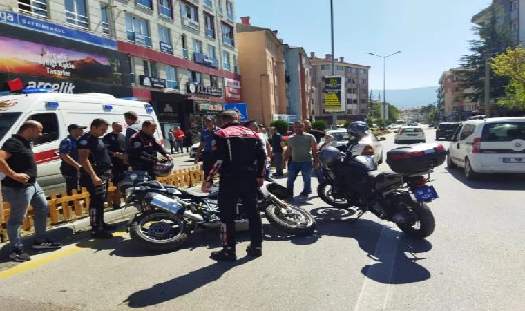 Yunus timinin motosikleti otomobile çarptı; 2 polis yaralı