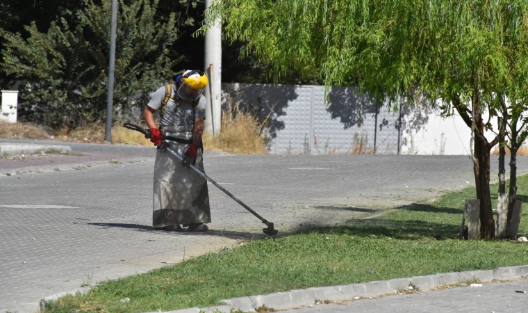 Yunusemreden yeşil alanlarda bakım çalışması