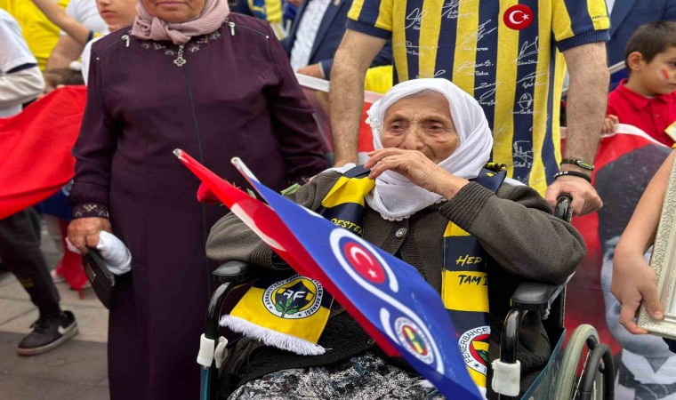 100 yaşındaki Fenerbahçe taraftarı Remziye nine Cumhuriyet Yürüyüşüne katıldı