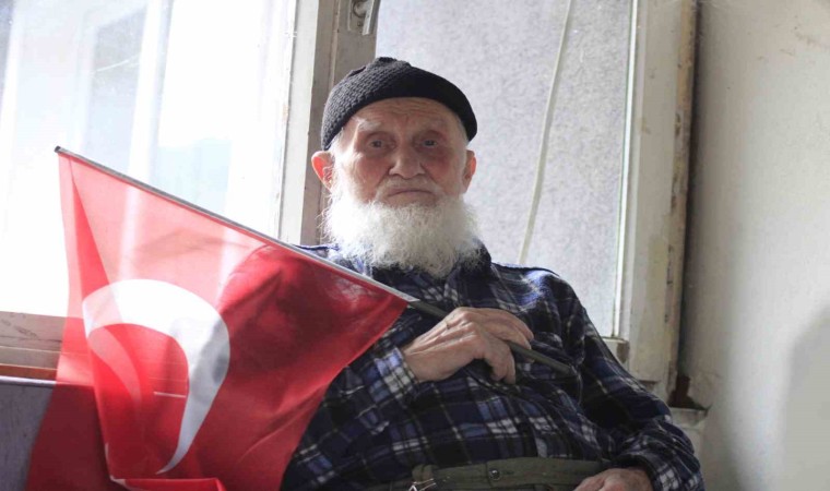 100 yaşındaki Recep dede, Cumhuriyetle aynı yaşta olmanın mutluluğunu yaşıyor