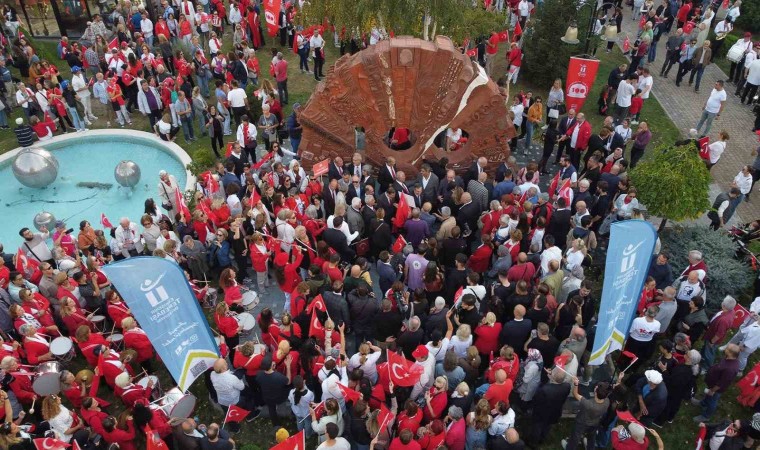 100. Yıl Cumhuriyet Anıtı 100üncü yıla çok yakıştı