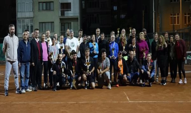 100’üncü yıl Tenis Turnuvası’nda ödüller verildi