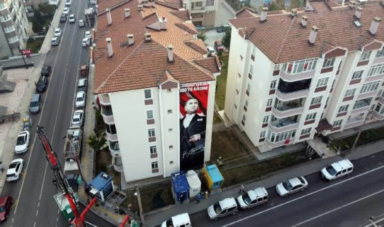 100’üncü yılı anısına, apartman duvarına 15 metrelik Atatürk portresi yaptırdılar