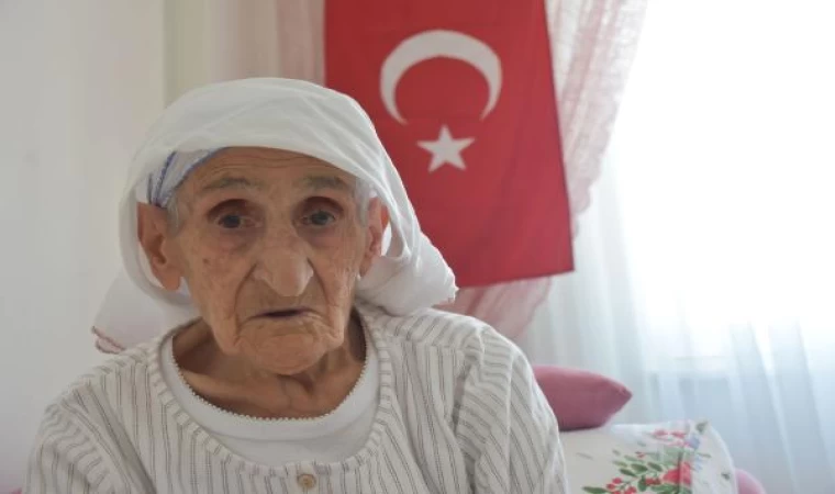 103 yaşındaki Zeynep Gülbil’in bayrak sevgisi