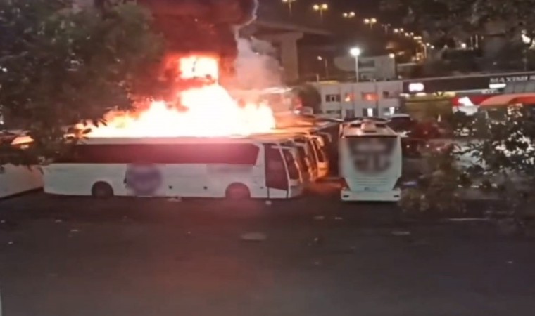 15 Temmuz Demokrasi Otogarında park halindeki otobüs alev alev yandı