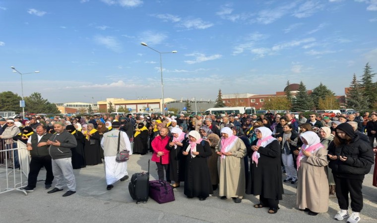 200ün üzerinde umreci dualarla kutsal topraklara yola çıktı