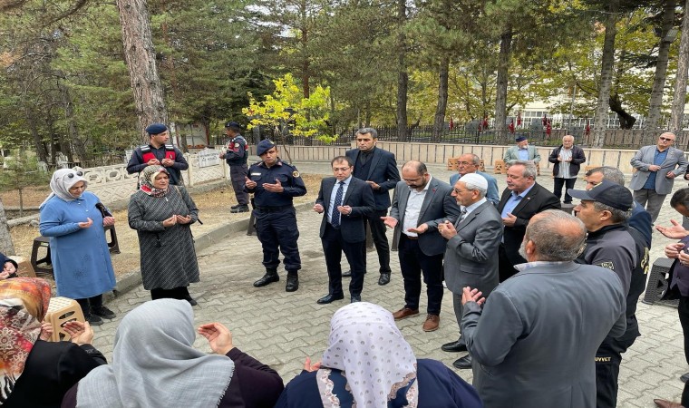 22 yıl önce KKTCde şehit olan asker kabri başında anıldı