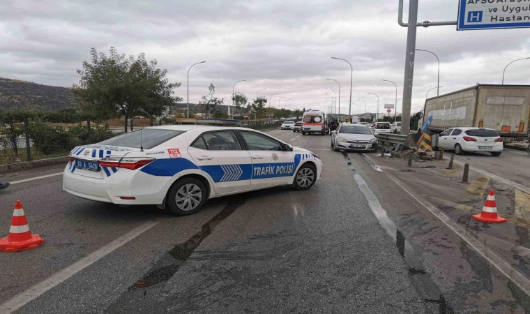 3 aracın karıştığı trafik kazasında karayolu bir süre trafiğe kapandı