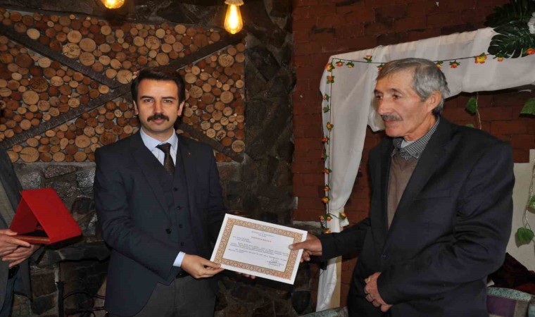 30 yıllık muhtar plaketle onurlandırıldı