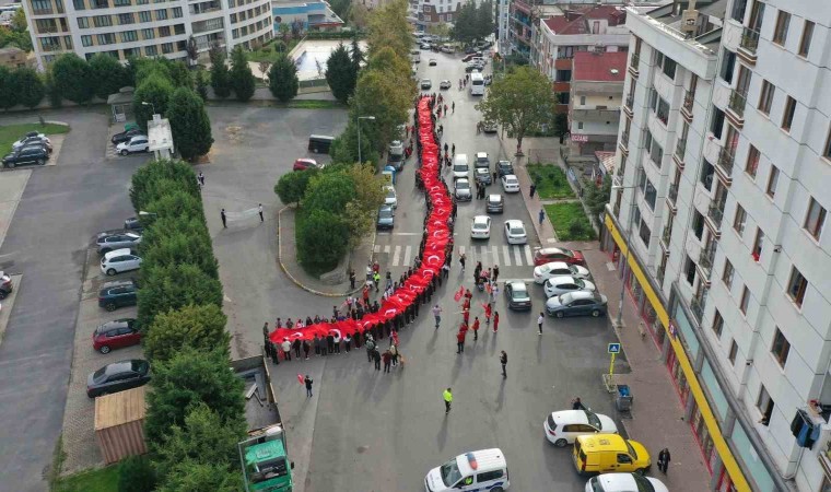 350 metrelik dev Türk bayrağı Tuzla sokaklarında el üstünde taşındı