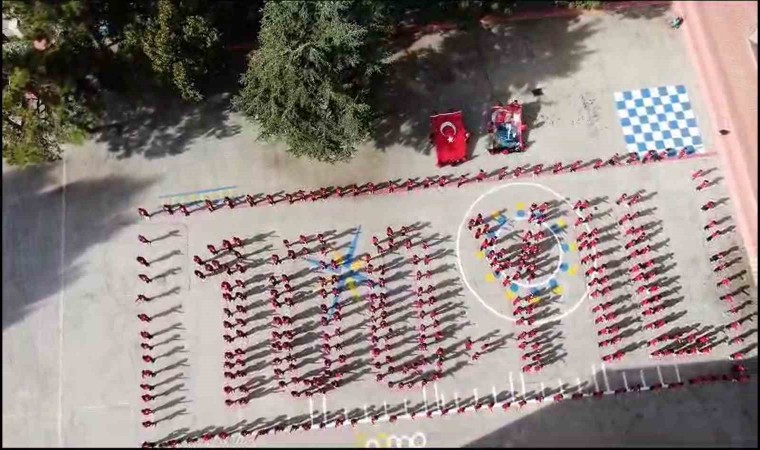 400 öğrenciden Cumhuriyet Bayramına özel koreografi