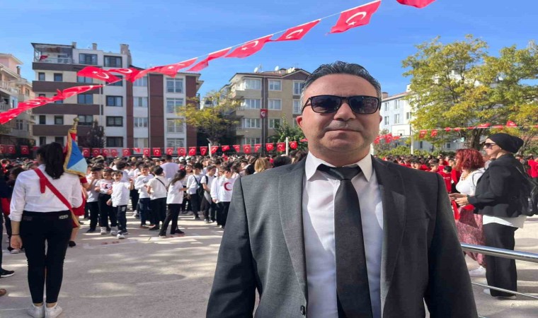 600 öğrenciden ‘Cumhuriyet yürüyüşü ve senkronize gösteri