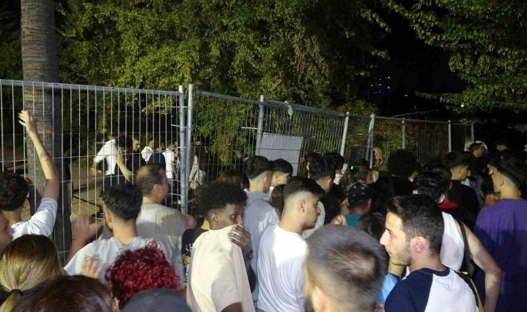 Adanada Çukurova Rock Festivalinde gençler bariyerleri bilet gişelerini yıkıp içeri girdi