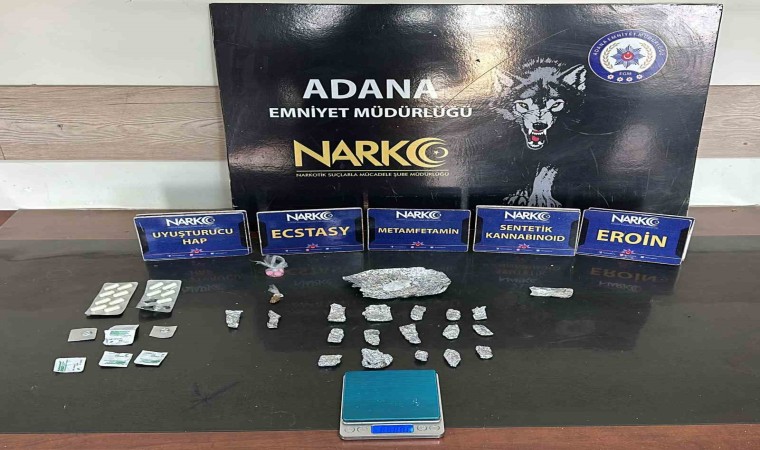 Adanada narkotik polislerinin yakaladığı 2 uyuşturucu satıcısı tutuklandı