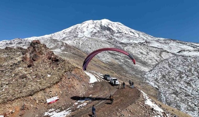 Ağrı Dağında Cumhuriyet Bayramı coşkusu yamaç paraşütüyle yaşandı