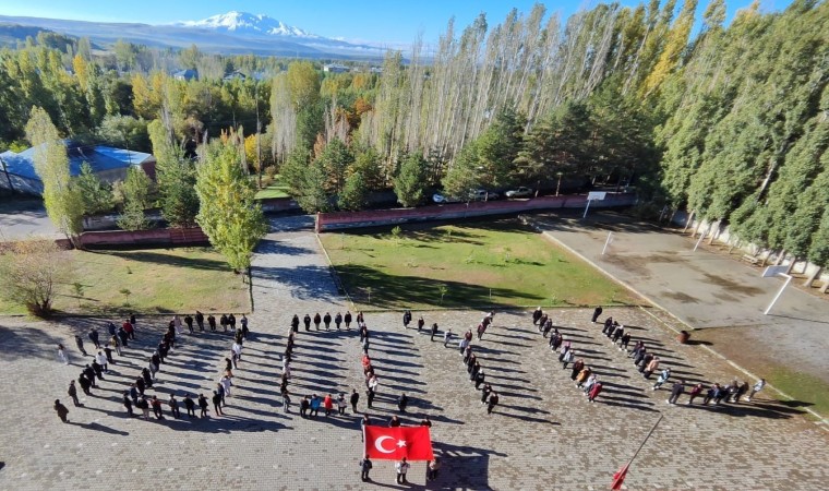 Ağrıda Cumhuriyetin 100. yılına özel koreografi