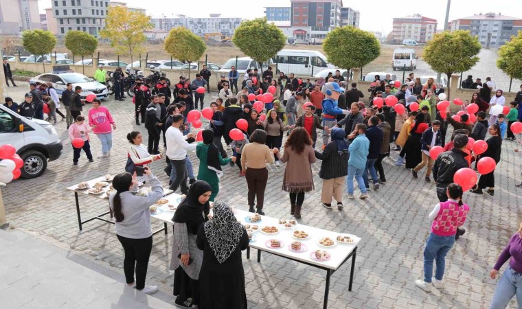 Ağrıda Cumhuriyetin 100üncü yılında polis araçları öğrencilerle buluştu