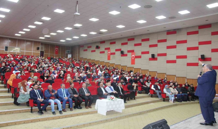 Ağrıda “İnsan, İnsanın Gölgesinde Yetişir” temalı seminerler gerçekleştirildi