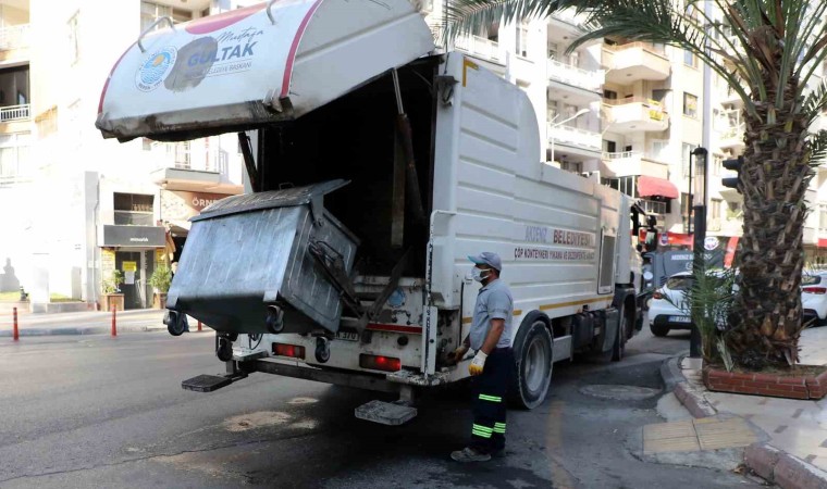 Akdenizde temizlik işlemleri aralıksız sürüyor