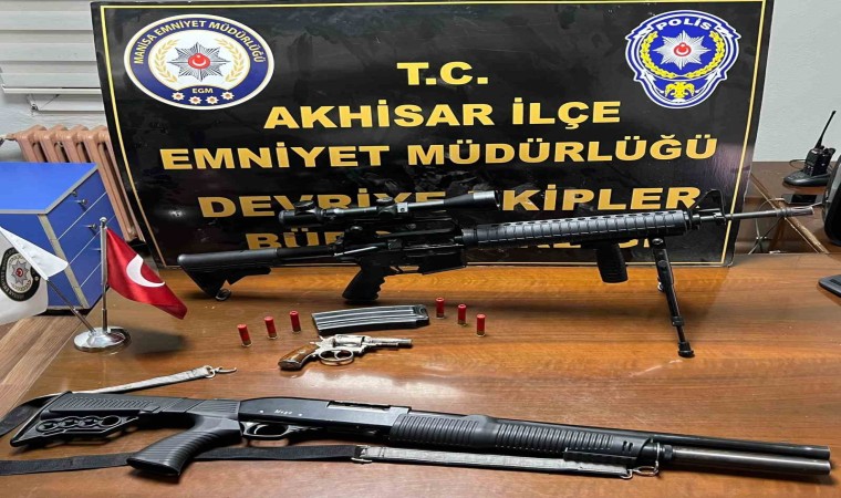 Akhisarda polisin yakaladığı şahsın üzerinden cephanelik çıktı