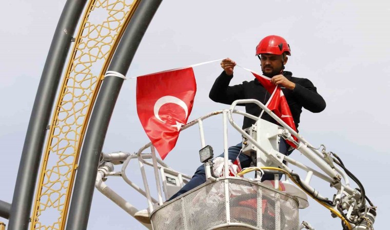 Aksaray Belediyesi, cadde ve sokakları Türk bayrakları ile donatıyor