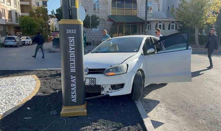 Aksarayda otomobil refüjdeki aydınlatma direğine çarptı: 1 yaralı