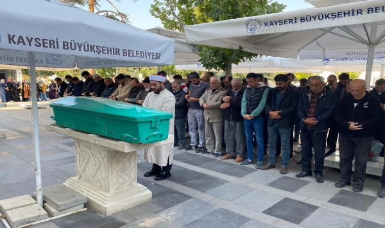 Akülü sandalyesiyle kamyonun altında kalan Kemal, son yolculuğuna uğurlandı