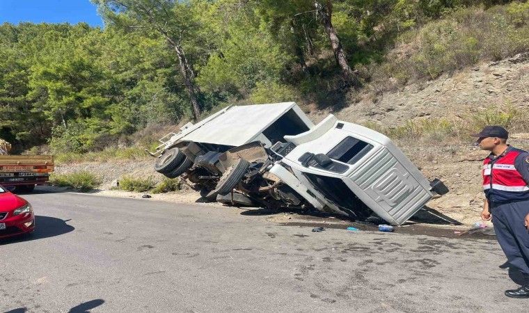 Alanyada çöp kamyonu devrildi 1 işçi hayatını kaybetti