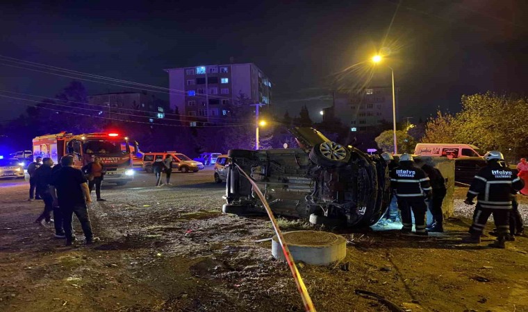 Alkollü sürücü 3 aracı biçerek, beton büze çarptı: 3 kişinin yaralandığı kaza anı kamerada