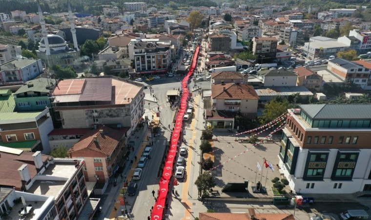 Altınovada 400 metrelik Türk bayrağı ile yürüyüş