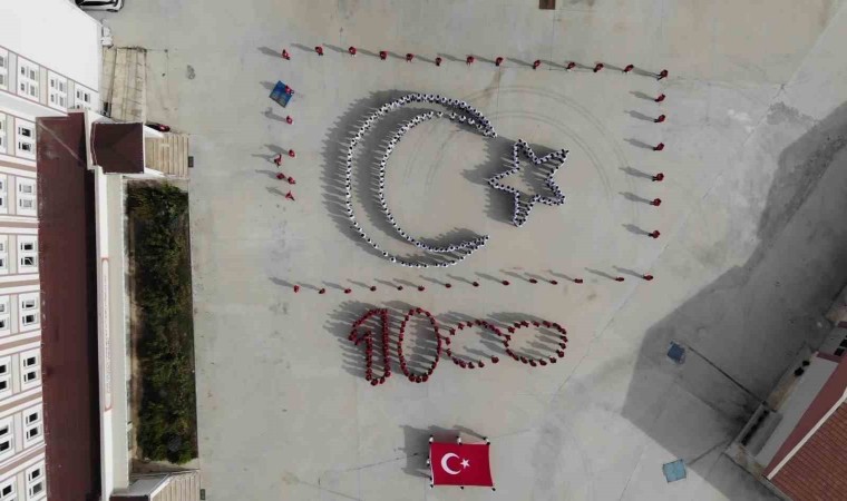 Amasyada öğrenciler ‘100. yıl ve ‘ay-yıldız koreografisi oluşturdu