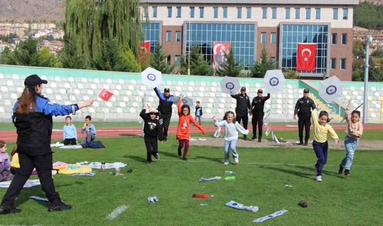 Amasyada polisler Cumhuriyetin 100. yılında 100 çocukla uçurtma uçurdu