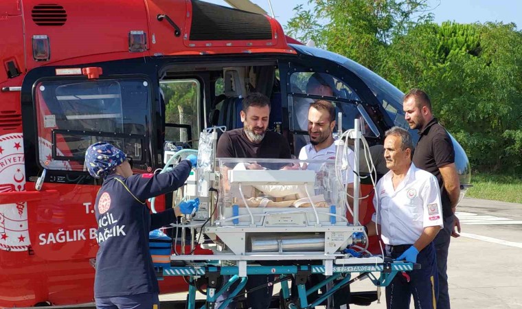 Ambulans helikopter 9 aylık bebek ve 79 yaşındaki yaşlı kadının yardımına yetişti