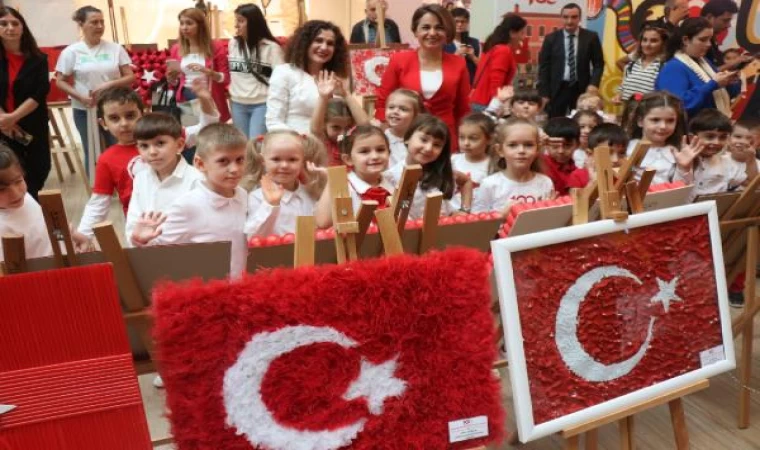 Anaokulu öğrencilerinden, geri dönüşüm malzemeleriyle 100 Türk bayrağı