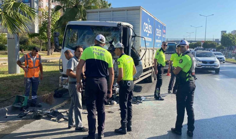 Antalyada 4 araçlı zincirleme kaza: 2 yaralı