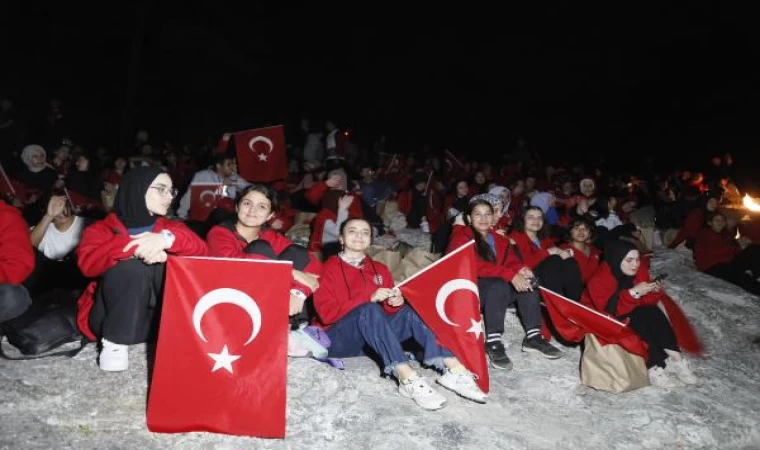 Antalya’da ’Cumhuriyet’ coşkusu; Mete Gazoz, sönmeyen ateşle ok yakıp, atış yaptı