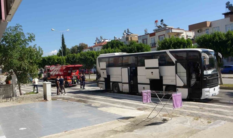 Antalyada hareket halindeki otobüs yandı, yangın tüpünü ve çeşme hortumunu alan otobüse koştu