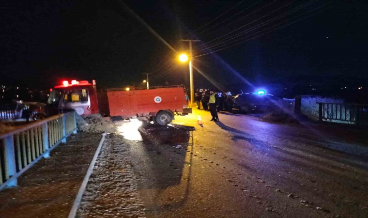 Antalyada itfaiye aracı ile otomobil çarpıştı: 2 yaralı