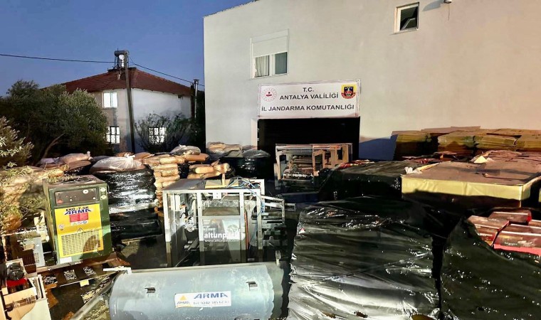 Antalyada piyasaya sürülmeye çalışılan 12 ton kaçak kahve ele geçirildi