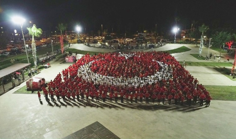 Antalyada saat 19.23te 1923 kişi zeybek oynayarak Atayı selamladı