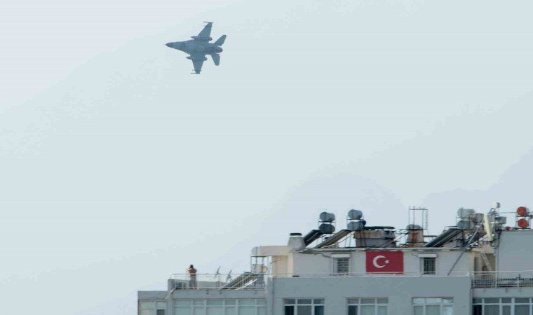 Antalyada “Türk Yıldızları” yerine semalarda olacak F-16lar prova uçuşu gerçekleştirdi