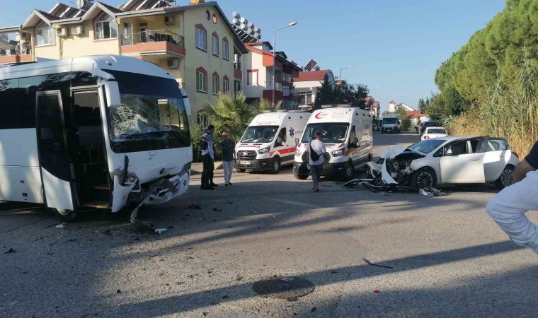 Antalyada üç araçlı zincirleme kazada 3 kişi yaralandı