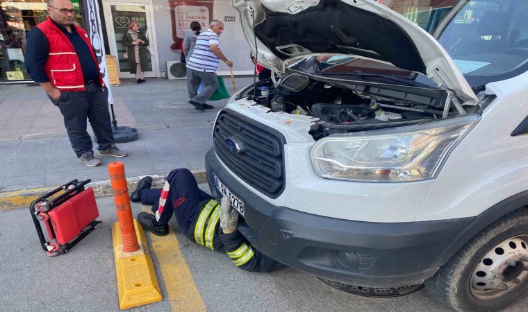 Aracın motoruna sıkışan yavru kediyi itfaiye kurtardı