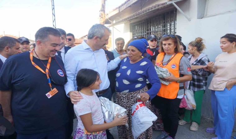 Arama kurtarma ekibi ve Vali Sezerden çocuklara bayram hediyesi